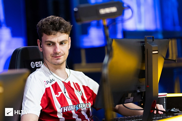 多场硬仗中 多场硬仗中